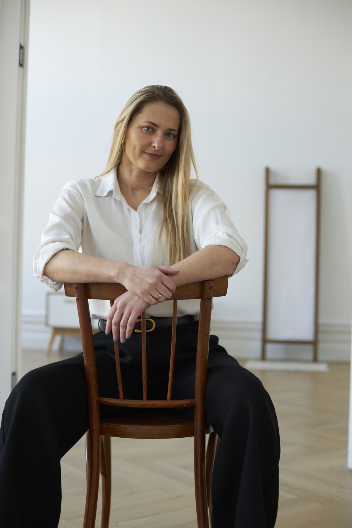 Светлана Киселева в белой рубашке на стуле